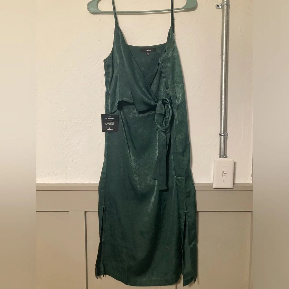 Small lulus dress. Brand new never worn - Picture 3 of 6